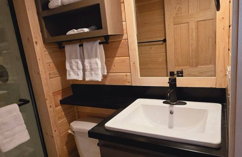 Page Cabin | Cozy Tiny Home King Room #17B