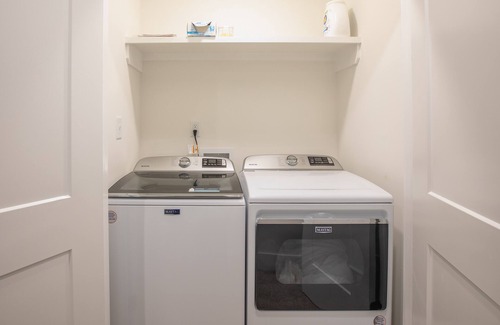 Clarksville House | Cozy townhouse close to downtown, F&M Arena, APSU! Sleeps 8!