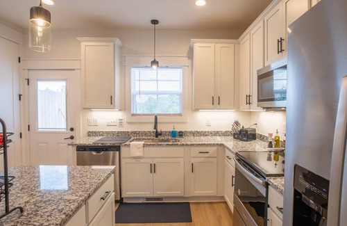 Clarksville House | Cozy townhouse close to downtown, F&M Arena, APSU! Sleeps 8!