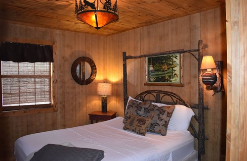 Walnut Shade Resort | Cozy Tree house Cabin -Mins. from Branson-bfst-hot tub-winery-brewery