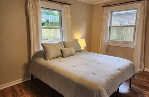 West Pensacola House | Cozy Treehouse