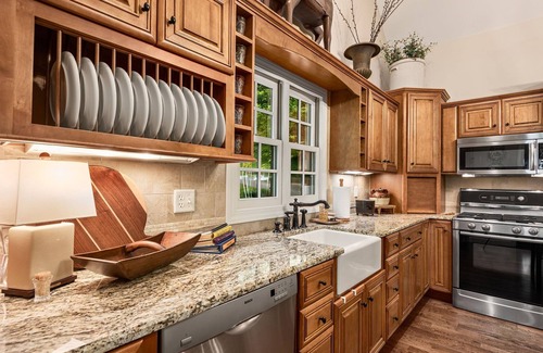 Maggie Valley Cabin | Cozy Treehouse-view Cabin in the Heart of Maggie Valley, close dining & shopping