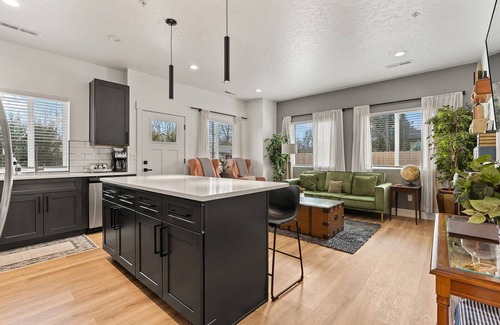 Boise Condo | Cozy "Turn of the Century" 3B/2B Explorers Suite