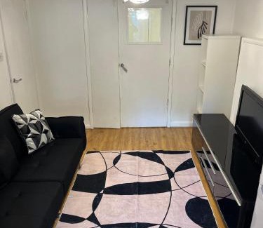 Forest Hill Apartment | Cozy Two Bedroom Flat 1 Minute from Forest Hill Train Station