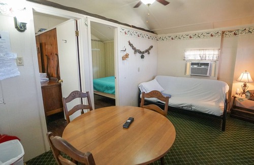 Monticello Cabin | Cozy Two Bedroom Lakeview Cabin 3