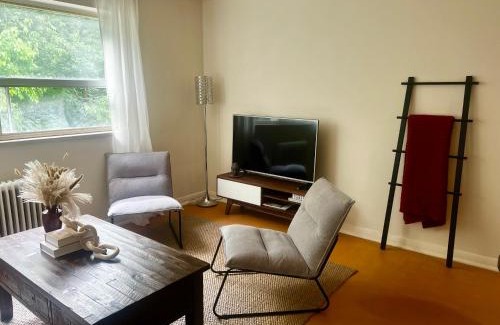 Beach Hill Apartment | Cozy Upper Beaches Apartment