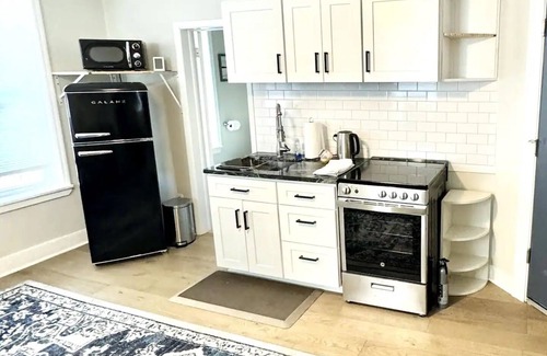 Kingston Apartment | Cozy Uptown Getaway