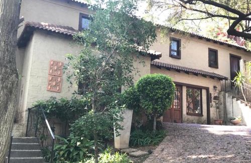 Baileys Muckleneuk House | Cozy Urban Oasis in Hatfield