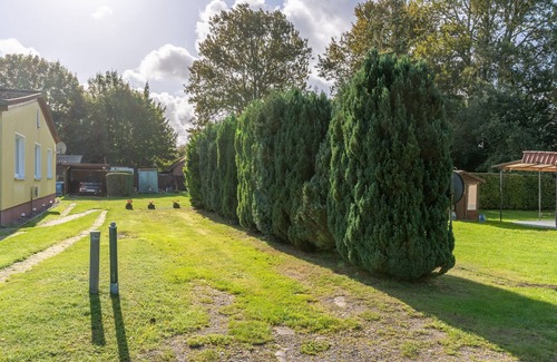Lubkow House | Cozy vacation bungalow near Binz with terrace, barbecue & large property