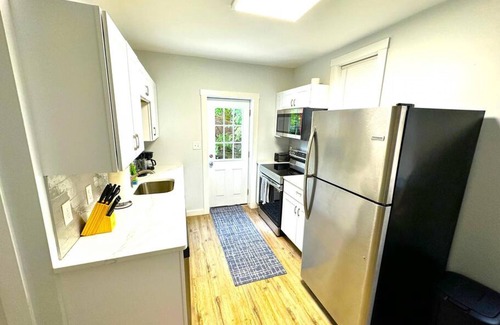 Wilmington Apartment | Cozy Walk up King Bed Fast Wifi