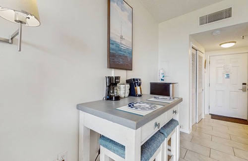 Fort Walton Beach Apartment | Cozy, waterfront studio condo with pool, dock & beach access