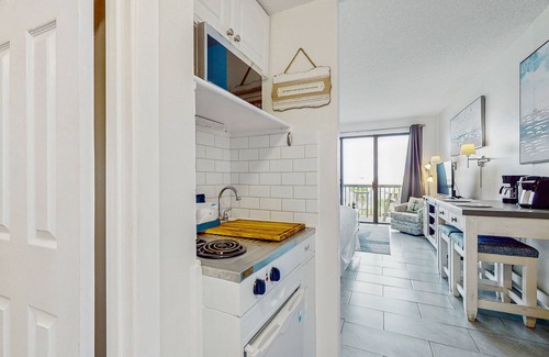 Fort Walton Beach Apartment | Cozy, waterfront studio condo with pool, dock & beach access
