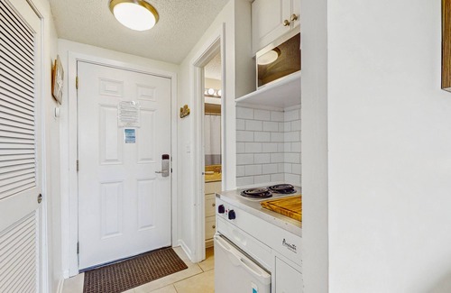Fort Walton Beach Apartment | Cozy, waterfront studio condo with pool, dock & beach access