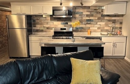 Washington Park Condo | Cozy Well Maintained Bronzeville 2 Bed 1 bath Condo! 5 min to U of C