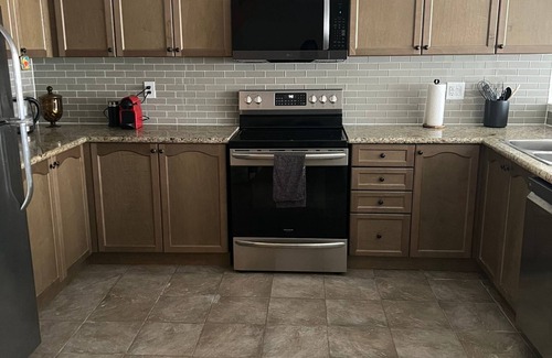 Whitby House | Cozy Whitby Shores Townhome| Marina and Free Parking