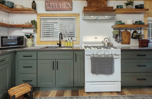 Rhododendron Cabin | Cozy Winter Cabin! Steamy Hot Tub + Classic Woodstove. Mt. Hood Getaway.