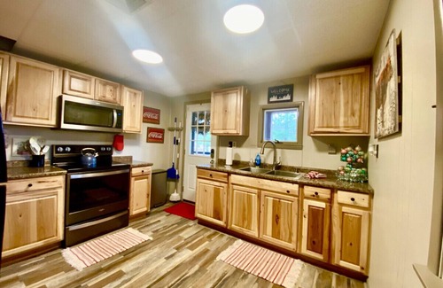 Mill Run Cabin | Cozy winter Getaway, See the Stars in the New Hot Tub & Beautiful Firepit
