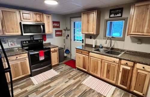 Mill Run Cabin | Cozy winter Getaway, See the Stars in the New Hot Tub & Beautiful Firepit