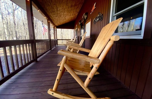 Mill Run Cabin | Cozy winter Getaway, See the Stars in the New Hot Tub & Beautiful Firepit