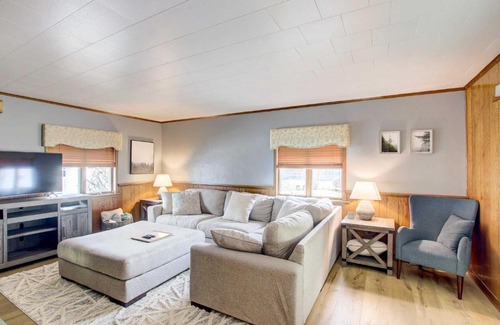 Algoma House | Cozy Wisconsin Abode Walk to Lake Michigan!