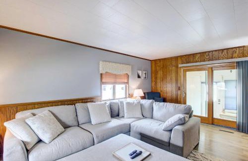 Algoma House | Cozy Wisconsin Abode Walk to Lake Michigan!