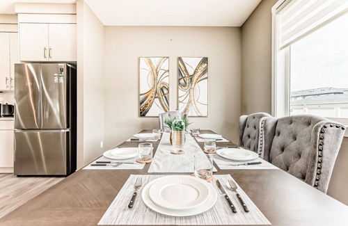 Calgary House | Cozyhub Vacation Rental with AC-Shops, Calgary Airport/Free Parking/Near Parks