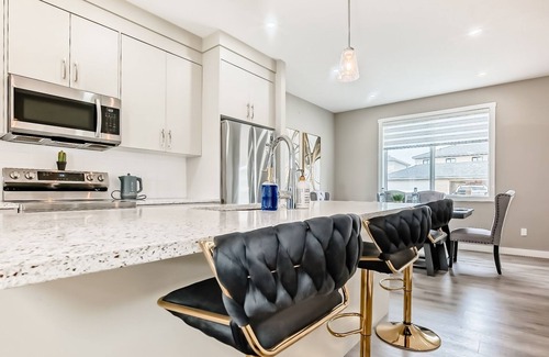 Calgary House | Cozyhub Vacation Rental with AC-Shops, Calgary Airport/Free Parking/Near Parks