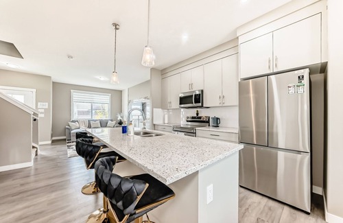 Calgary House | Cozyhub Vacation Rental with AC-Shops, Calgary Airport/Free Parking/Near Parks