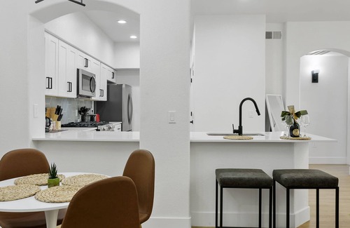 Glendale Sports and Entertainment District Apartment | CozySuites Glendale by the stadium w/pool! 06