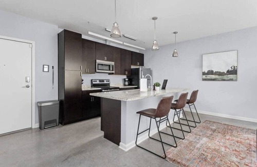Cole-Noble District Apartment | CozySuites l Bold 1BR, Monument Circle, Indy