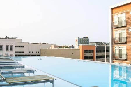 Cole-Noble District Apartment | CozySuites l Dream 1BR, Monument Circle, Indy