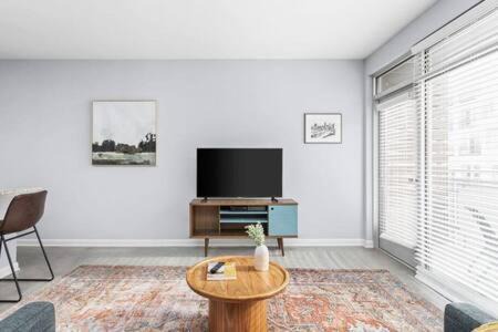 Cole-Noble District Apartment | CozySuites l Dream 1BR, Monument Circle, Indy
