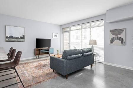Cole-Noble District Apartment | CozySuites l Dream 1BR, Monument Circle, Indy