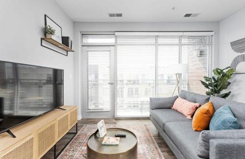 Cole-Noble District Apartment | CozySuites l Roomy 1BR, Monument Circle, Indy