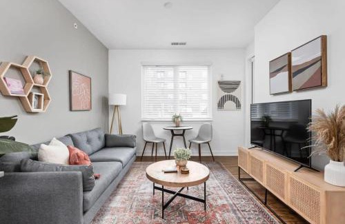 Fountain Square Apartment | CozySuites l Trendy 1BR, Downtown Indy