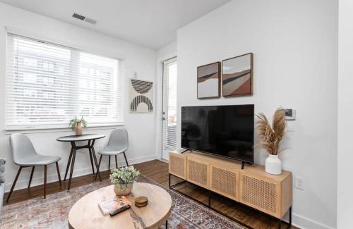 Fountain Square Apartment | CozySuites l Trendy 1BR, Downtown Indy