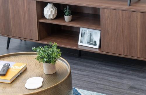 Central Business District Apartment | Cozysuites l Upscale 1BR in Downtown Cincinnati