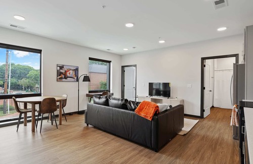 Lockerbie Square Apartment | CozySuites Mass with parking, lounge and roof deck 19