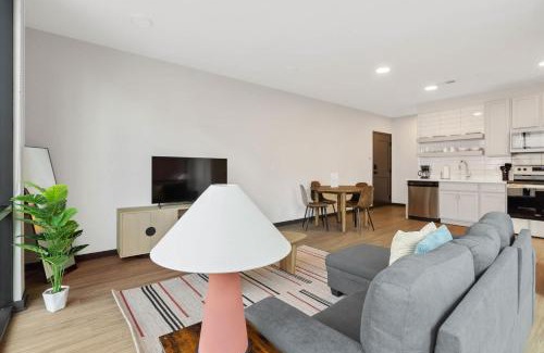 Lockerbie Square Apartment | CozySuites Mass with parking lounge & roof deck #37