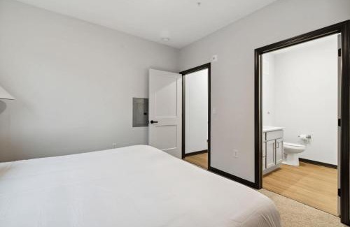 Lockerbie Square Apartment | CozySuites Mass with parking lounge & roof deck #37