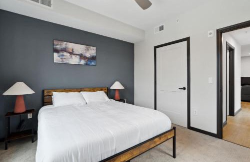 Lockerbie Square Apartment | CozySuites Mass with parking lounge & roof deck #41