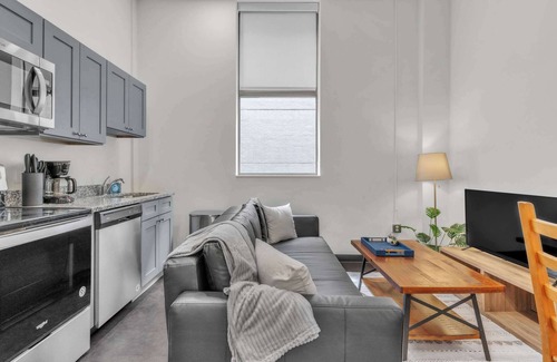 Cultural District Apartment | CozySuites Modern 1BR in Downtown Pitts #22