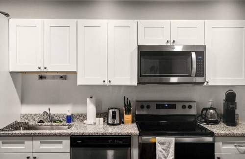 Cultural District Apartment | CozySuites Stylish 1BR in Downtown Pitts #2