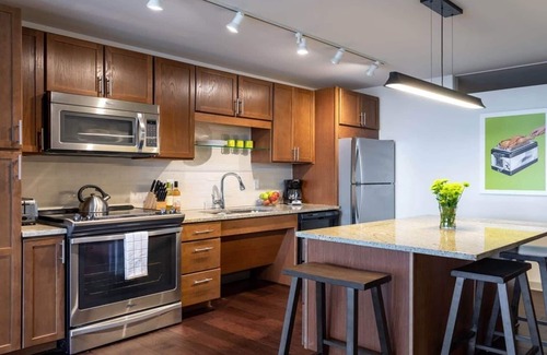 Downtown Dallas Apartment | CozySuites | TWO Stylish 2BR Condo on Elm St.