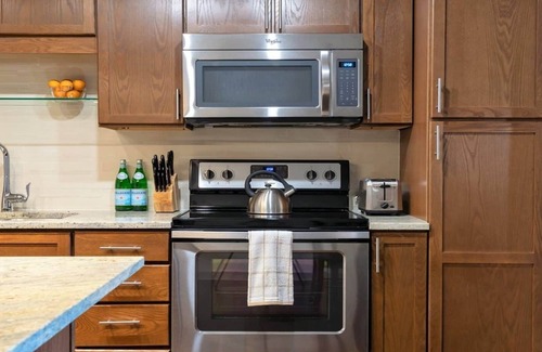 Downtown Dallas Apartment | CozySuites | TWO Stylish 2BR Condo on Elm St.