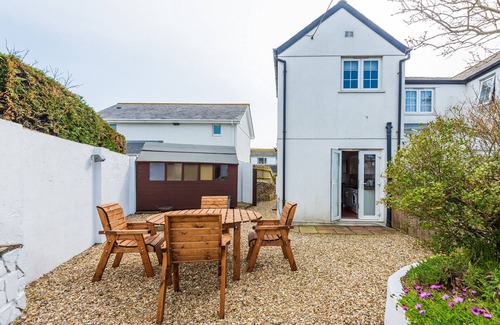 Newquay Cottage | Crab Cottage, Mawgan Porth, near the SW coastpath