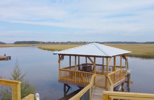 Midway House | Crabbin Cabin * Spacious, Seasonal Riverside Home