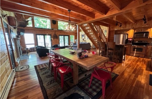 Greenville House | Craft Bear Cabin - Lakeside Luxury - Pet-friendly & Perfect for Large Families