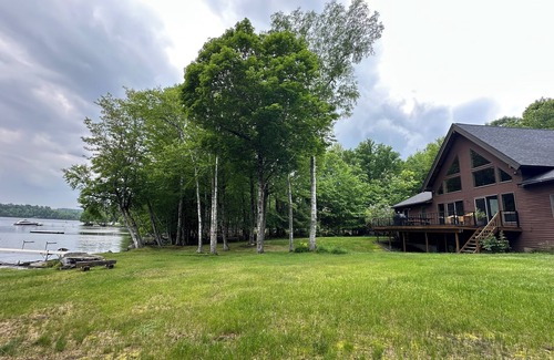 Greenville House | Craft Bear Cabin - Lakeside Luxury - Pet-friendly & Perfect for Large Families
