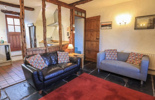 Lindale Cottage | CRAGG COTTAGE, family friendly, character holiday cottage in Lindale